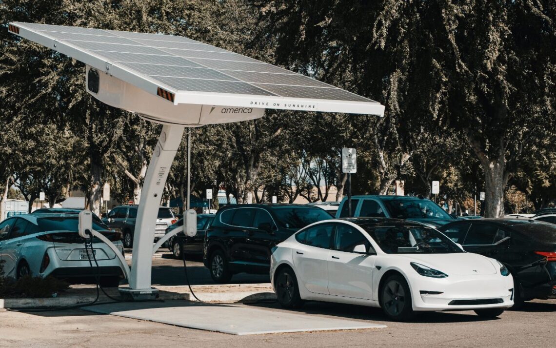 parking entreprise avec borne de recharge par panneau solaire